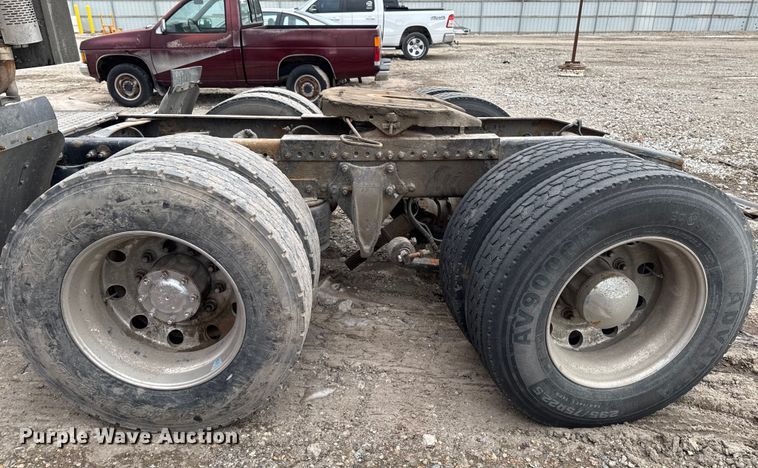 image for item YA2079 2003 Freightliner Columbia semi truck