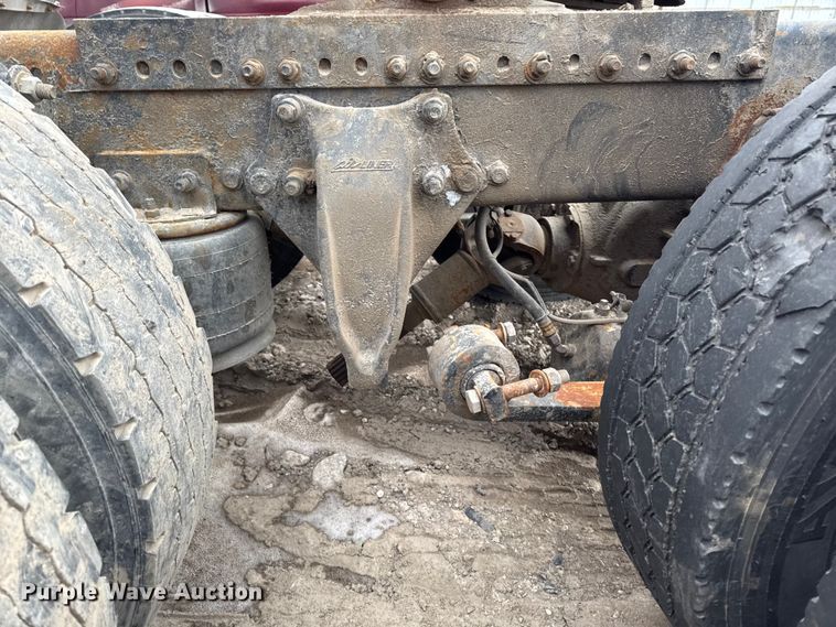 image for item YA2079 2003 Freightliner Columbia semi truck