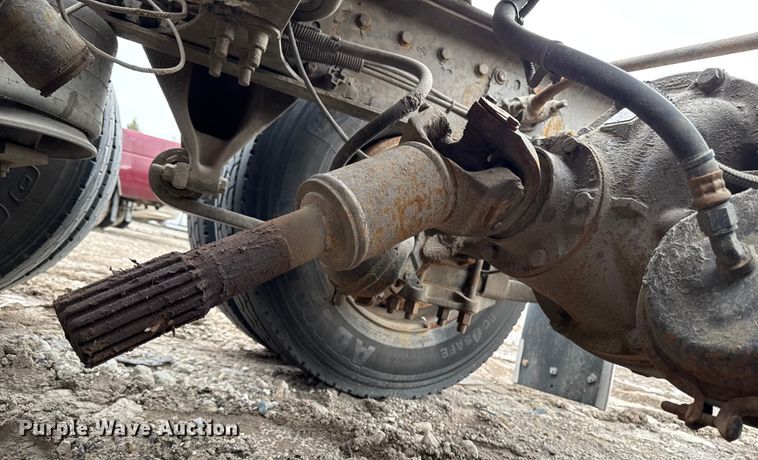 image for item YA2079 2003 Freightliner Columbia semi truck