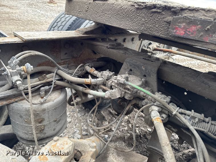 image for item YA2079 2003 Freightliner Columbia semi truck