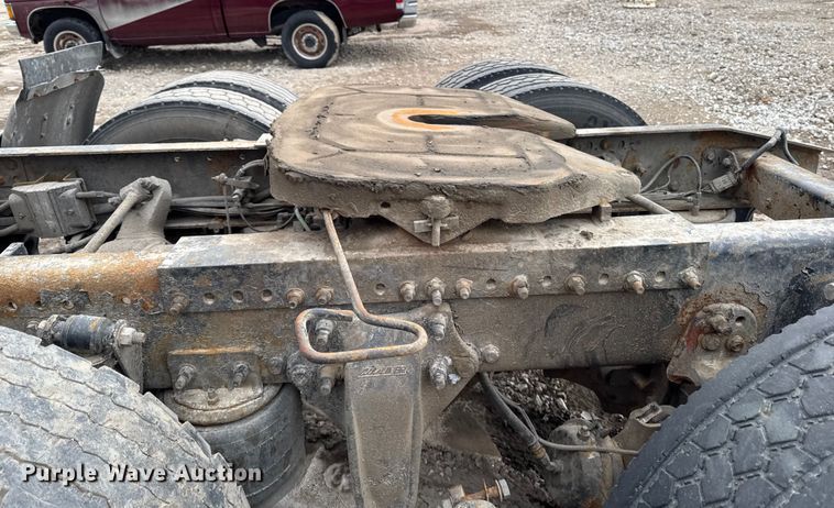 image for item YA2079 2003 Freightliner Columbia semi truck