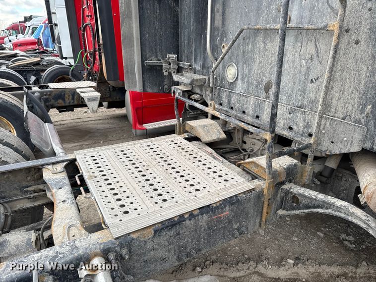 image for item YA2079 2003 Freightliner Columbia semi truck