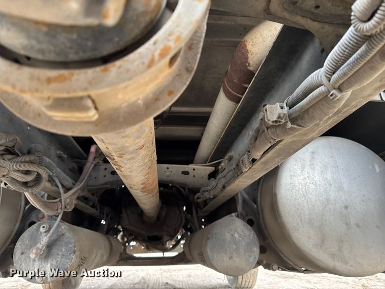 image for item YA2079 2003 Freightliner Columbia semi truck