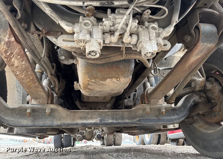 image for item YA2079 2003 Freightliner Columbia semi truck