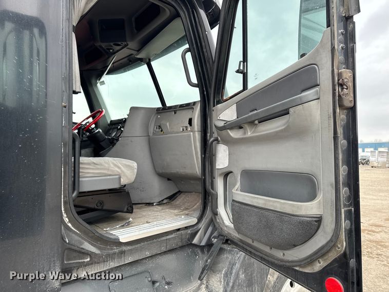 image for item YA2079 2003 Freightliner Columbia semi truck