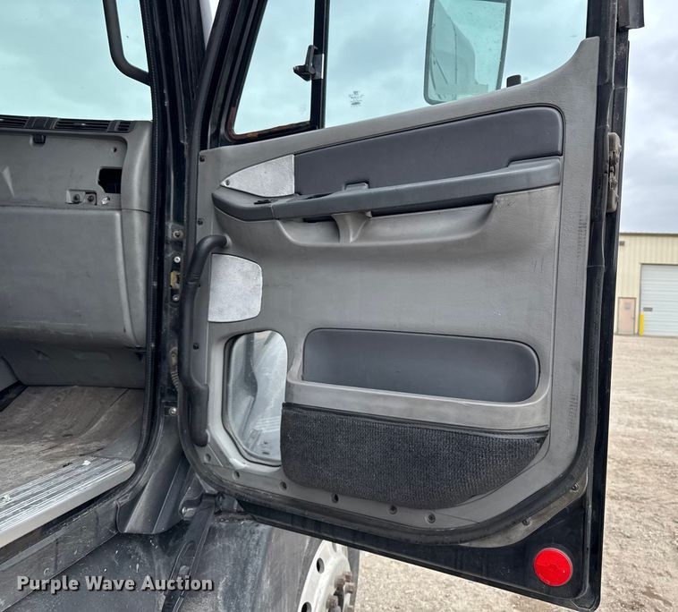 image for item YA2079 2003 Freightliner Columbia semi truck