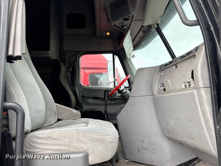 image for item YA2079 2003 Freightliner Columbia semi truck