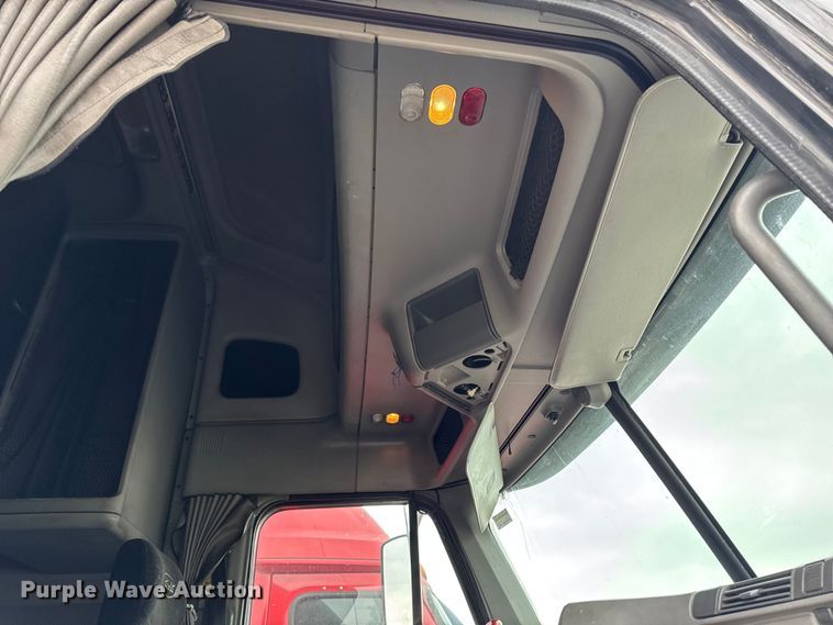 image for item YA2079 2003 Freightliner Columbia semi truck