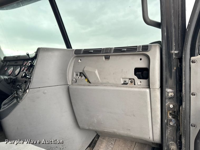 image for item YA2079 2003 Freightliner Columbia semi truck