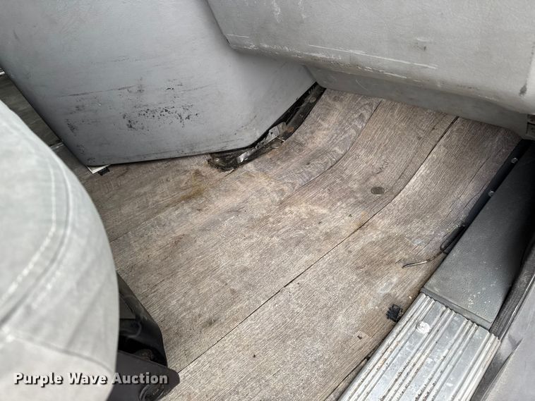 image for item YA2079 2003 Freightliner Columbia semi truck