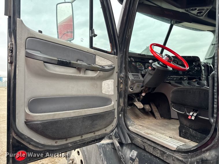 image for item YA2079 2003 Freightliner Columbia semi truck