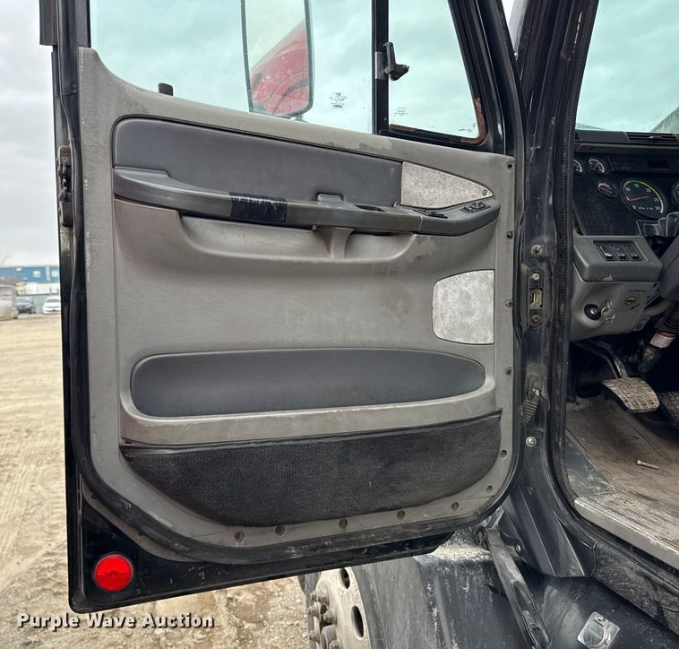 image for item YA2079 2003 Freightliner Columbia semi truck