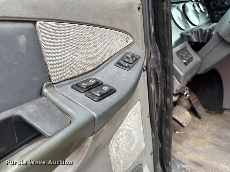 image for item YA2079 2003 Freightliner Columbia semi truck