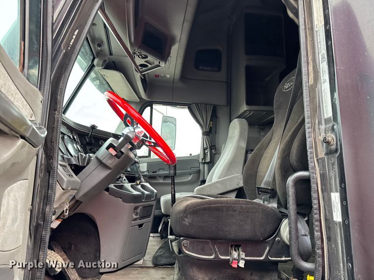 image for item YA2079 2003 Freightliner Columbia semi truck