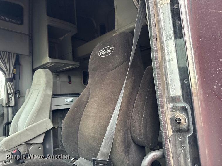 image for item YA2079 2003 Freightliner Columbia semi truck