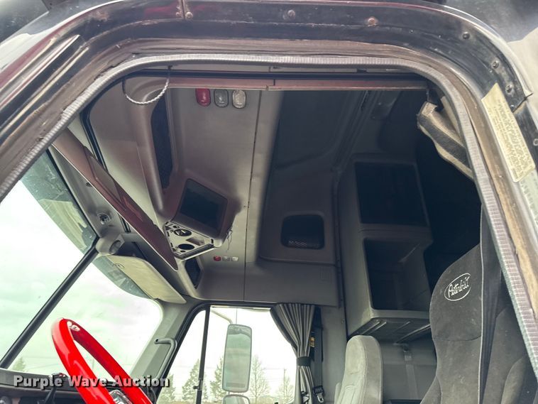 image for item YA2079 2003 Freightliner Columbia semi truck