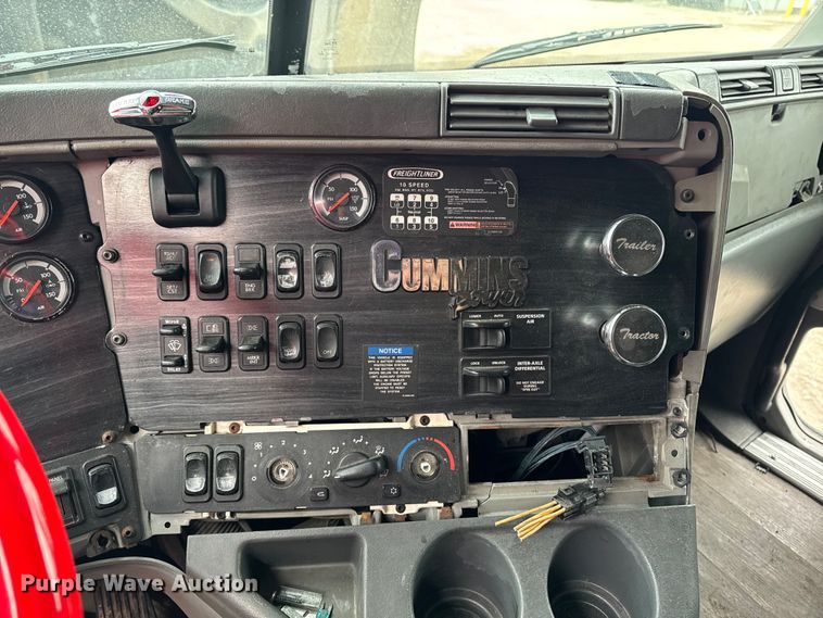 image for item YA2079 2003 Freightliner Columbia semi truck