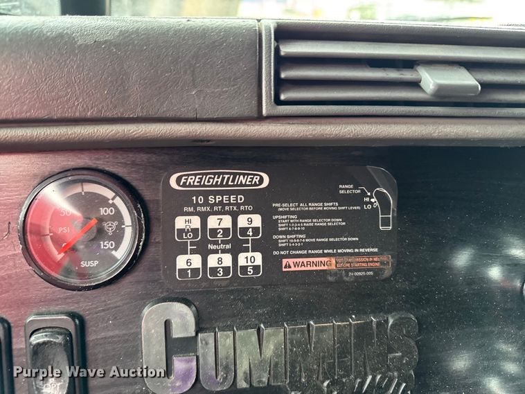 image for item YA2079 2003 Freightliner Columbia semi truck