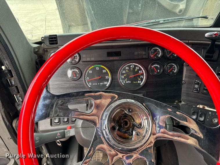 image for item YA2079 2003 Freightliner Columbia semi truck