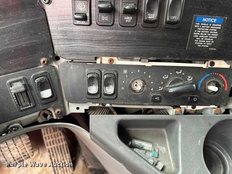 image for item YA2079 2003 Freightliner Columbia semi truck