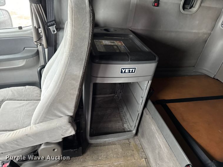 image for item YA2079 2003 Freightliner Columbia semi truck