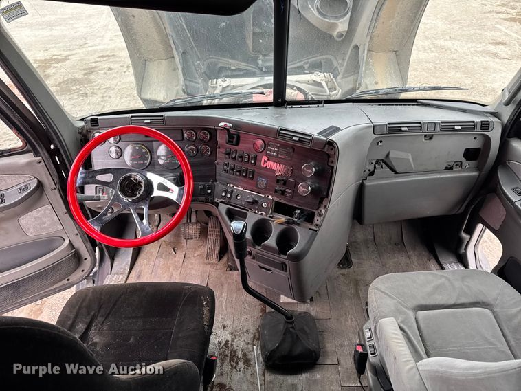 image for item YA2079 2003 Freightliner Columbia semi truck