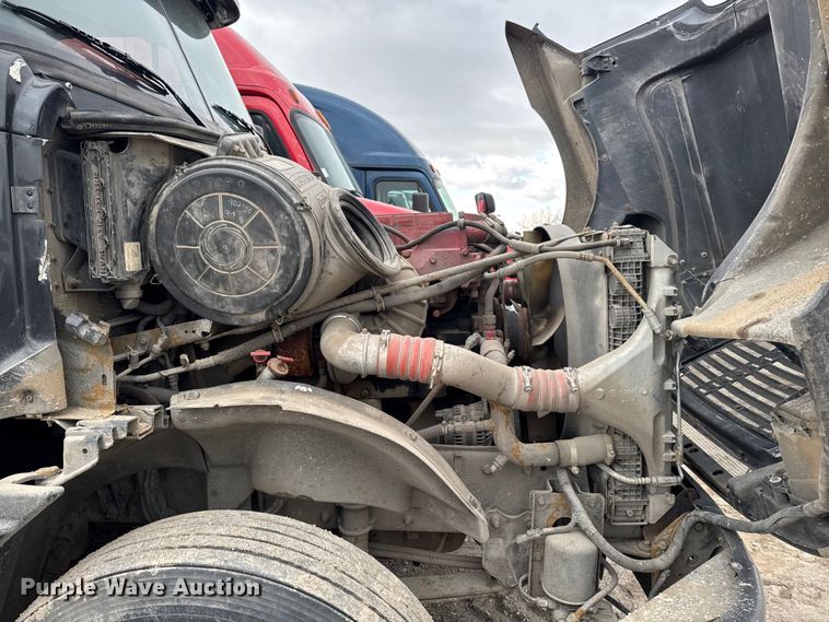 image for item YA2079 2003 Freightliner Columbia semi truck