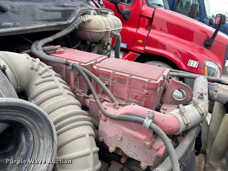 image for item YA2079 2003 Freightliner Columbia semi truck