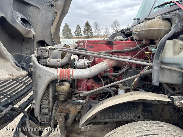 image for item YA2079 2003 Freightliner Columbia semi truck