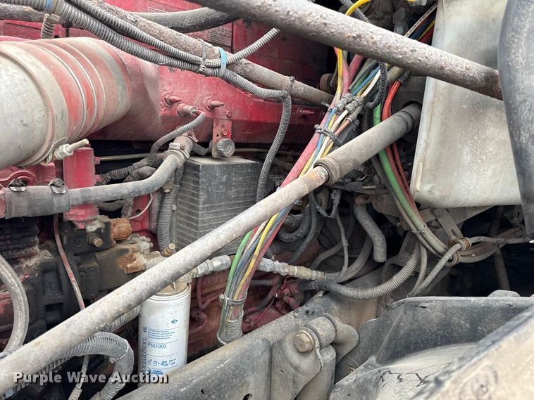 image for item YA2079 2003 Freightliner Columbia semi truck