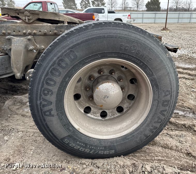 image for item YA2079 2003 Freightliner Columbia semi truck