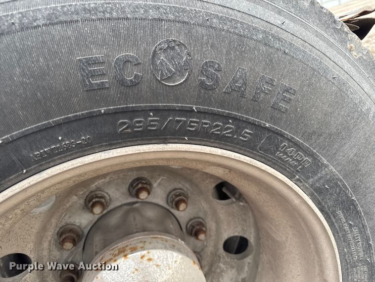 image for item YA2079 2003 Freightliner Columbia semi truck