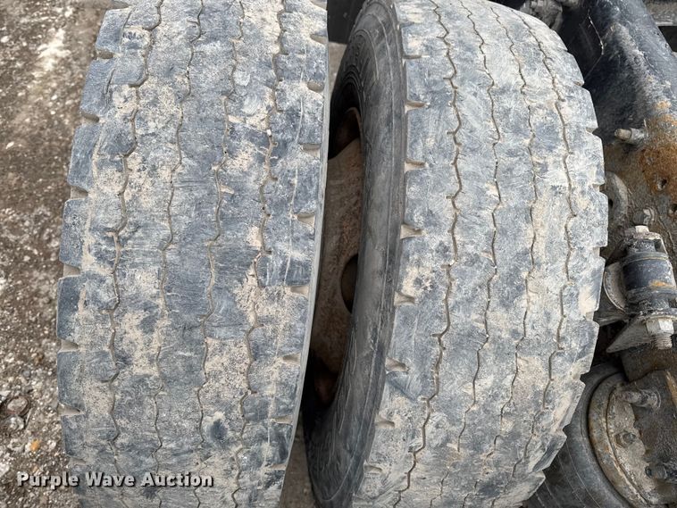 image for item YA2079 2003 Freightliner Columbia semi truck