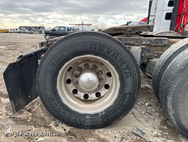 image for item YA2079 2003 Freightliner Columbia semi truck