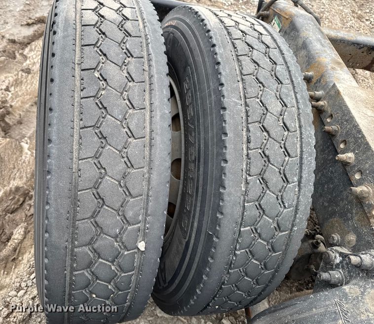 image for item YA2079 2003 Freightliner Columbia semi truck