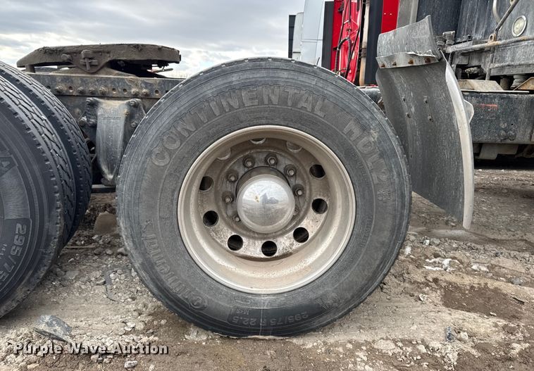 image for item YA2079 2003 Freightliner Columbia semi truck