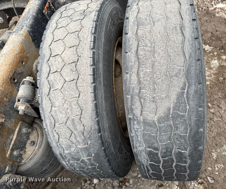 image for item YA2079 2003 Freightliner Columbia semi truck