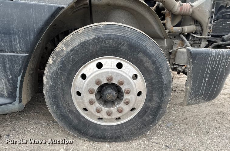 image for item YA2079 2003 Freightliner Columbia semi truck