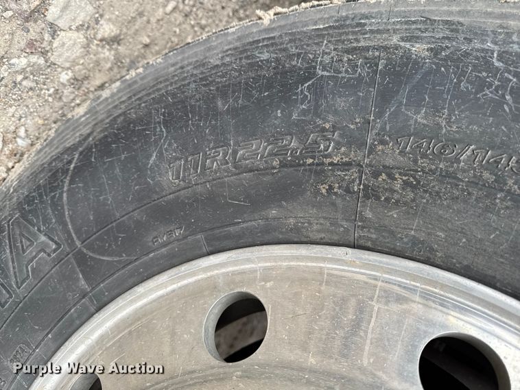 image for item YA2079 2003 Freightliner Columbia semi truck