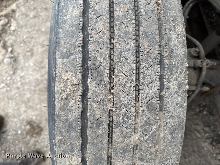 image for item YA2079 2003 Freightliner Columbia semi truck