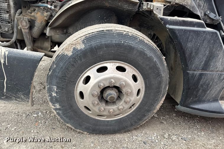 image for item YA2079 2003 Freightliner Columbia semi truck