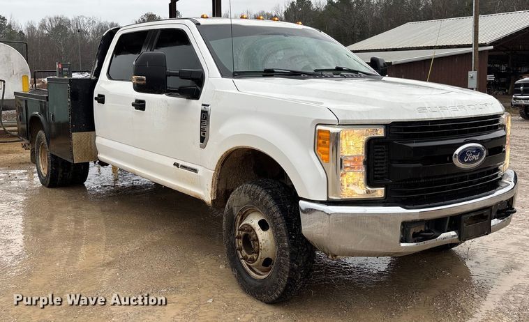 image for item DR2840 2017 Ford F350 Super Duty Crew Cab flatbed pickup truck