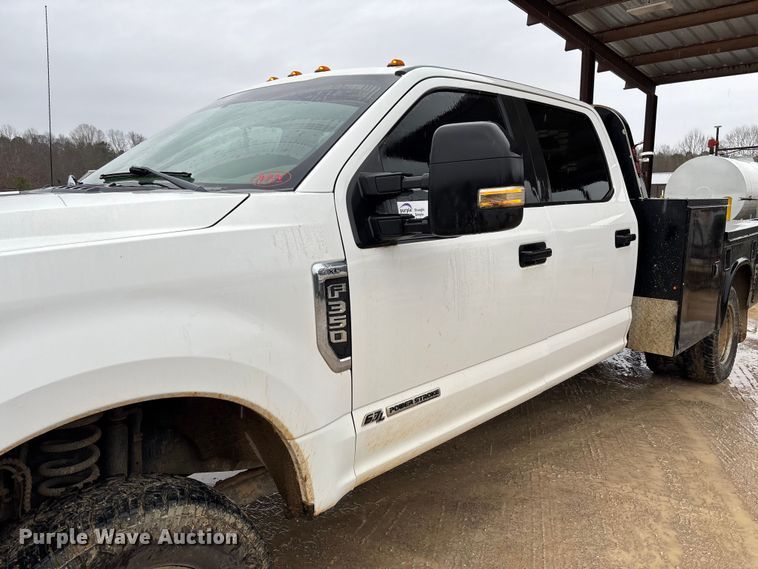 image for item DR2840 2017 Ford F350 Super Duty Crew Cab flatbed pickup truck