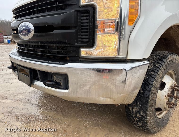 image for item DR2840 2017 Ford F350 Super Duty Crew Cab flatbed pickup truck