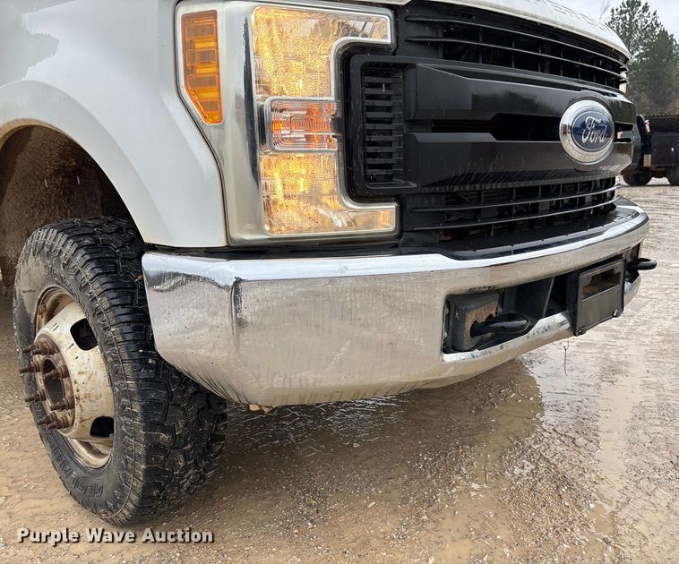 image for item DR2840 2017 Ford F350 Super Duty Crew Cab flatbed pickup truck