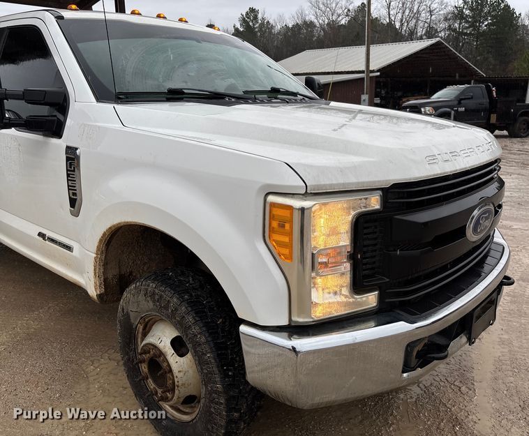 image for item DR2840 2017 Ford F350 Super Duty Crew Cab flatbed pickup truck