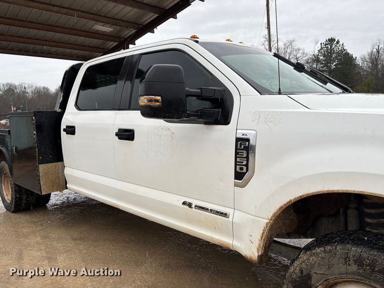 image for item DR2840 2017 Ford F350 Super Duty Crew Cab flatbed pickup truck