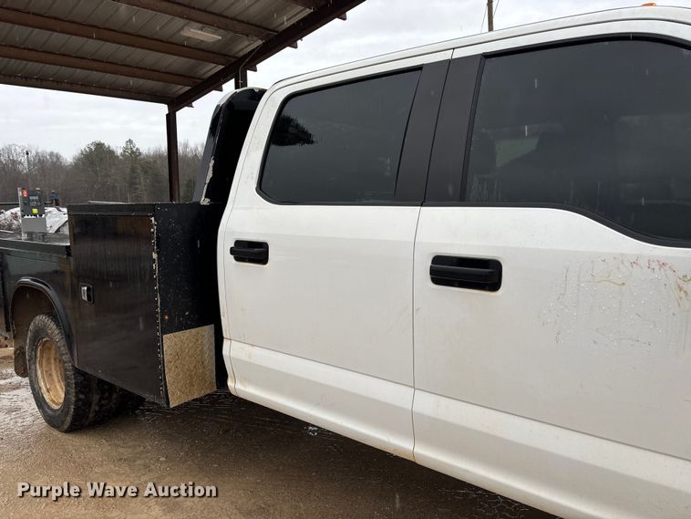 image for item DR2840 2017 Ford F350 Super Duty Crew Cab flatbed pickup truck