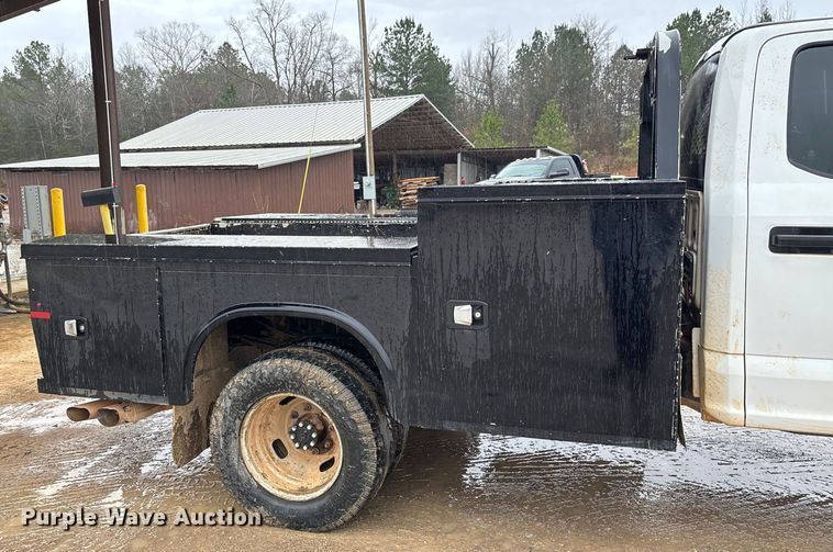image for item DR2840 2017 Ford F350 Super Duty Crew Cab flatbed pickup truck