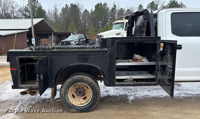 image for item DR2840 2017 Ford F350 Super Duty Crew Cab flatbed pickup truck